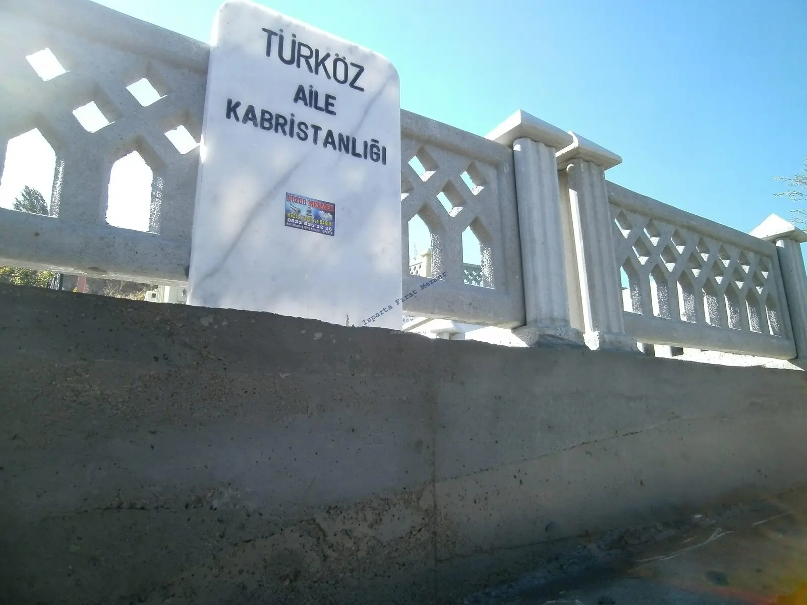 Bir mezarın çevresini saran, korkuluklu çevre duvarı — 299