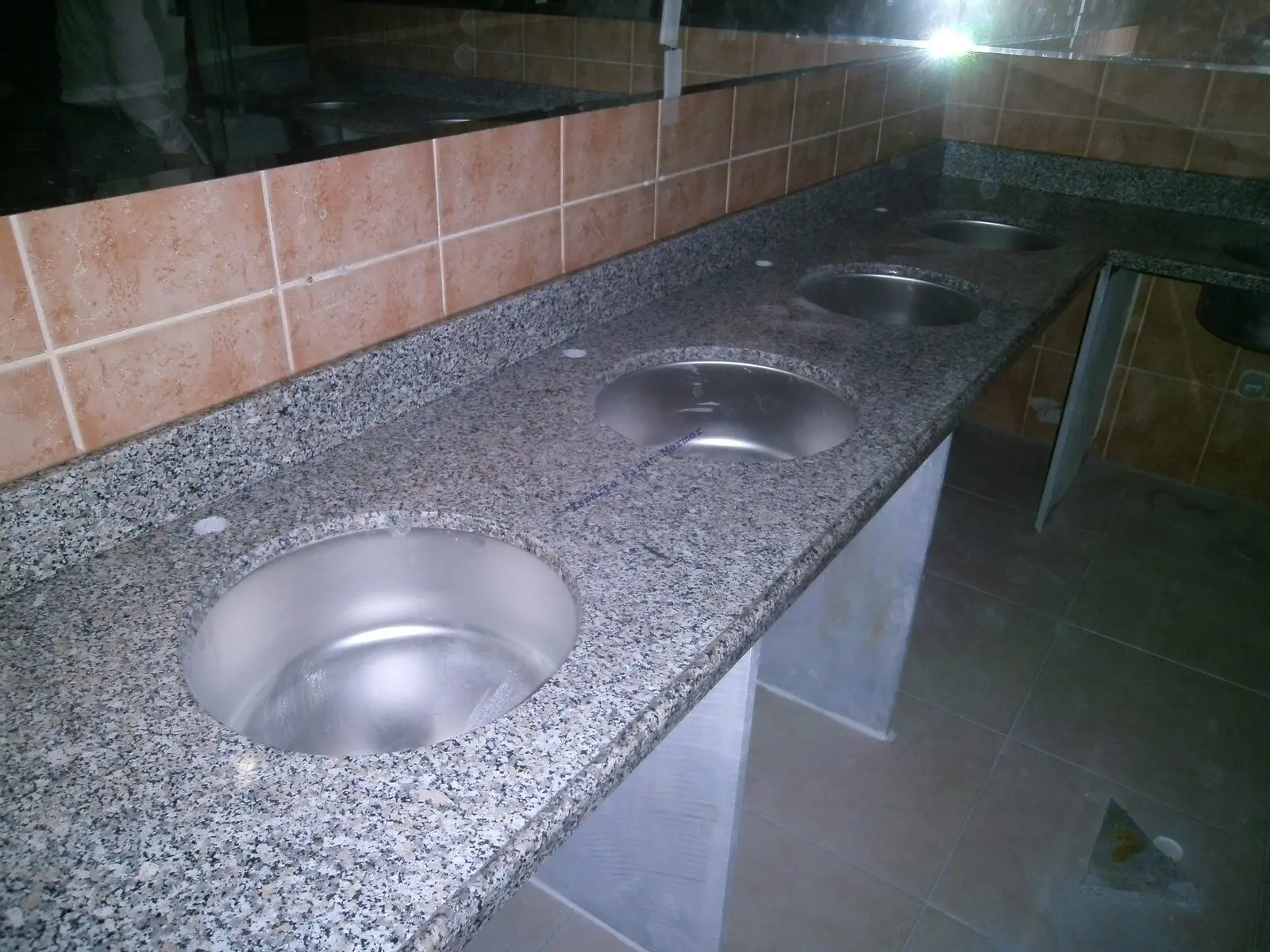 Granit tezgâhı yerine monte edilmiş bir mutfak — 11