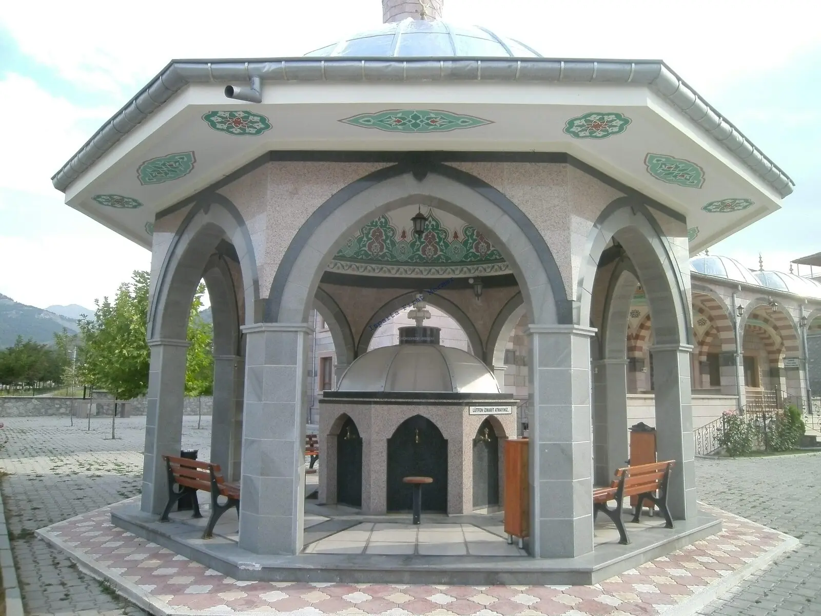 Mermer gövdeli, granit aynalı bir hayrat sebili — 317