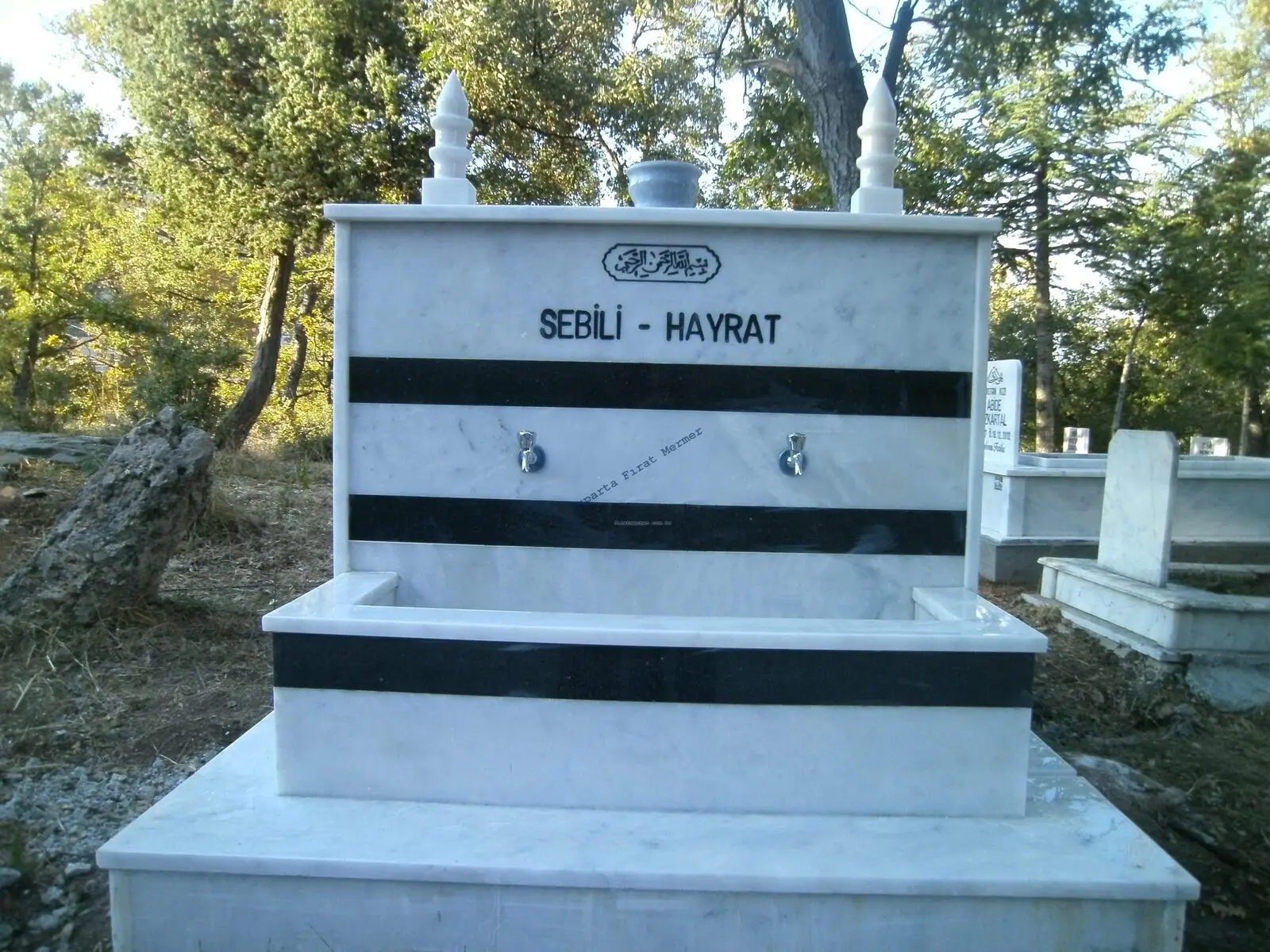 Mermer gövdeli, granit aynalı bir hayrat sebili — 318