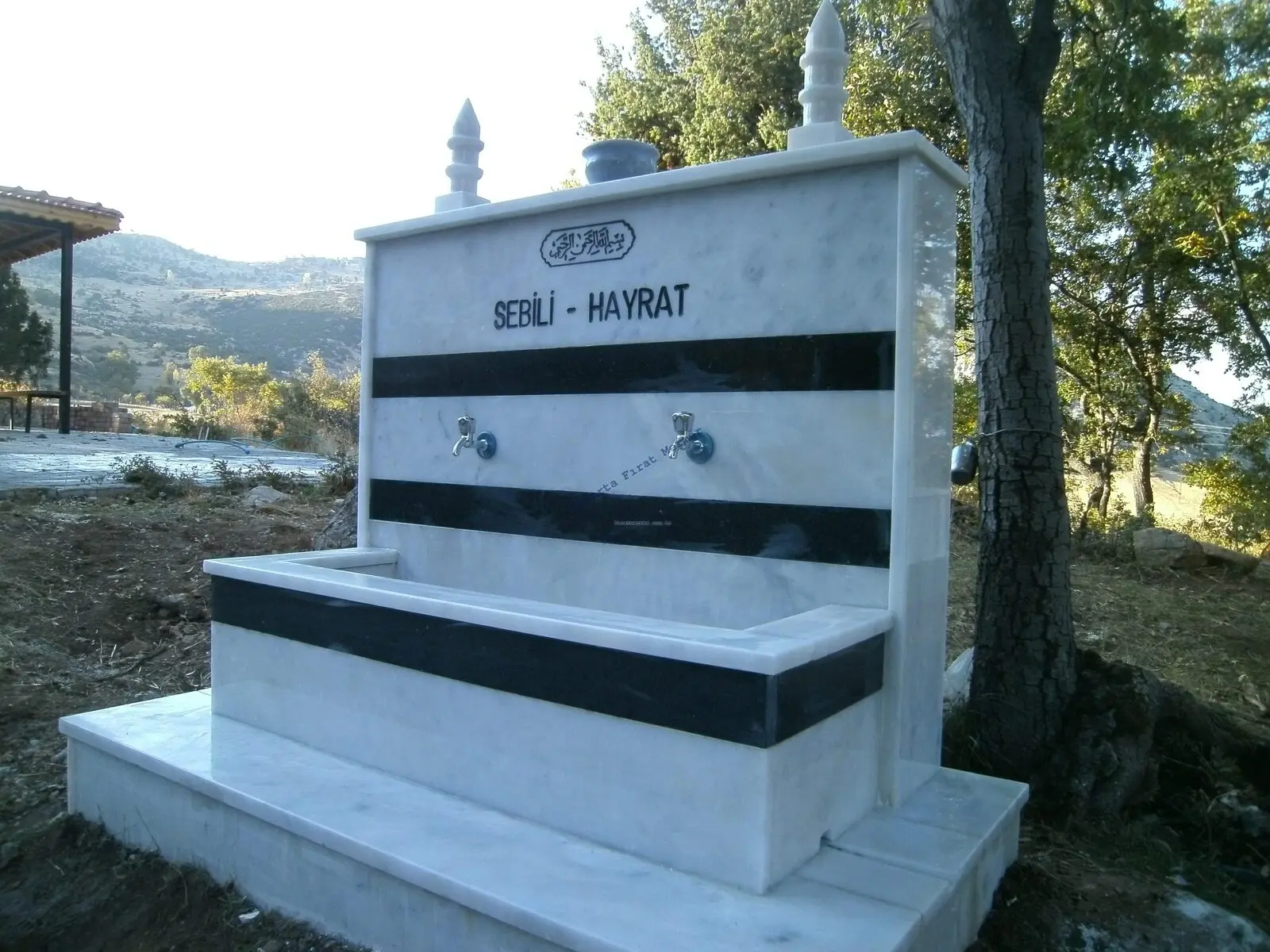 Mermer gövdeli, granit aynalı bir hayrat sebili — 319