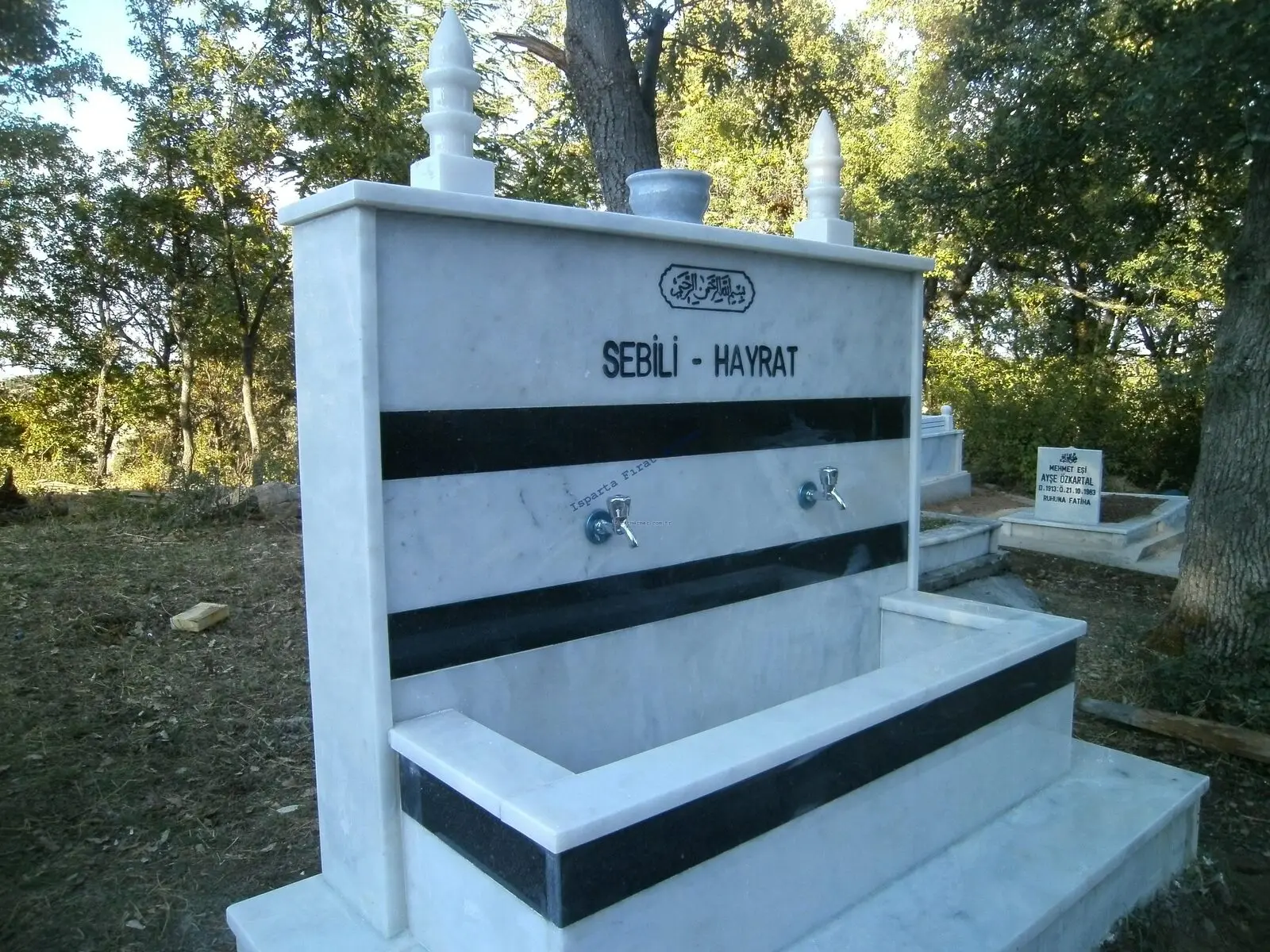 Mermer gövdeli, granit aynalı bir hayrat sebili — 320