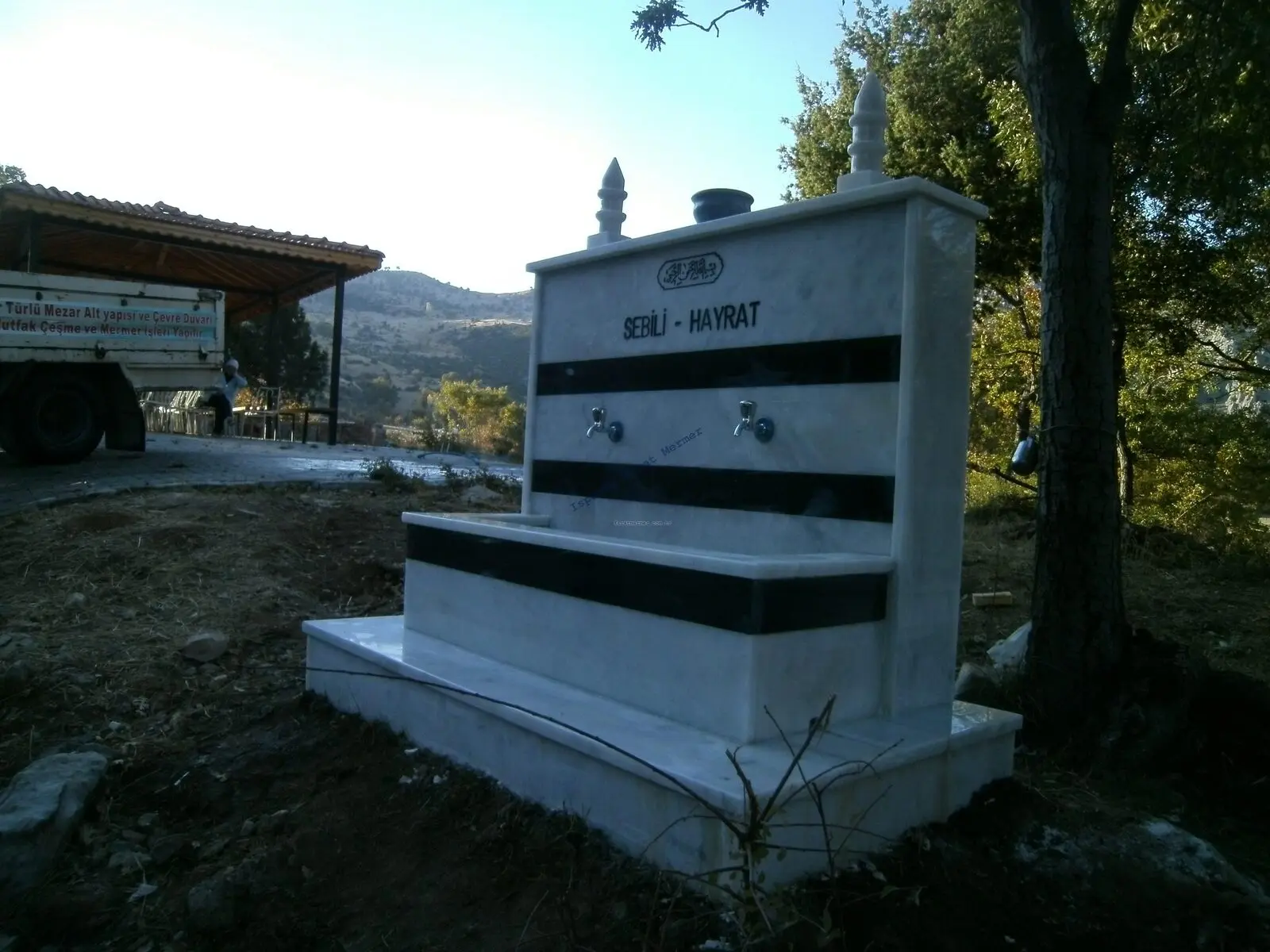 Mermer gövdeli, granit aynalı bir hayrat sebili — 321