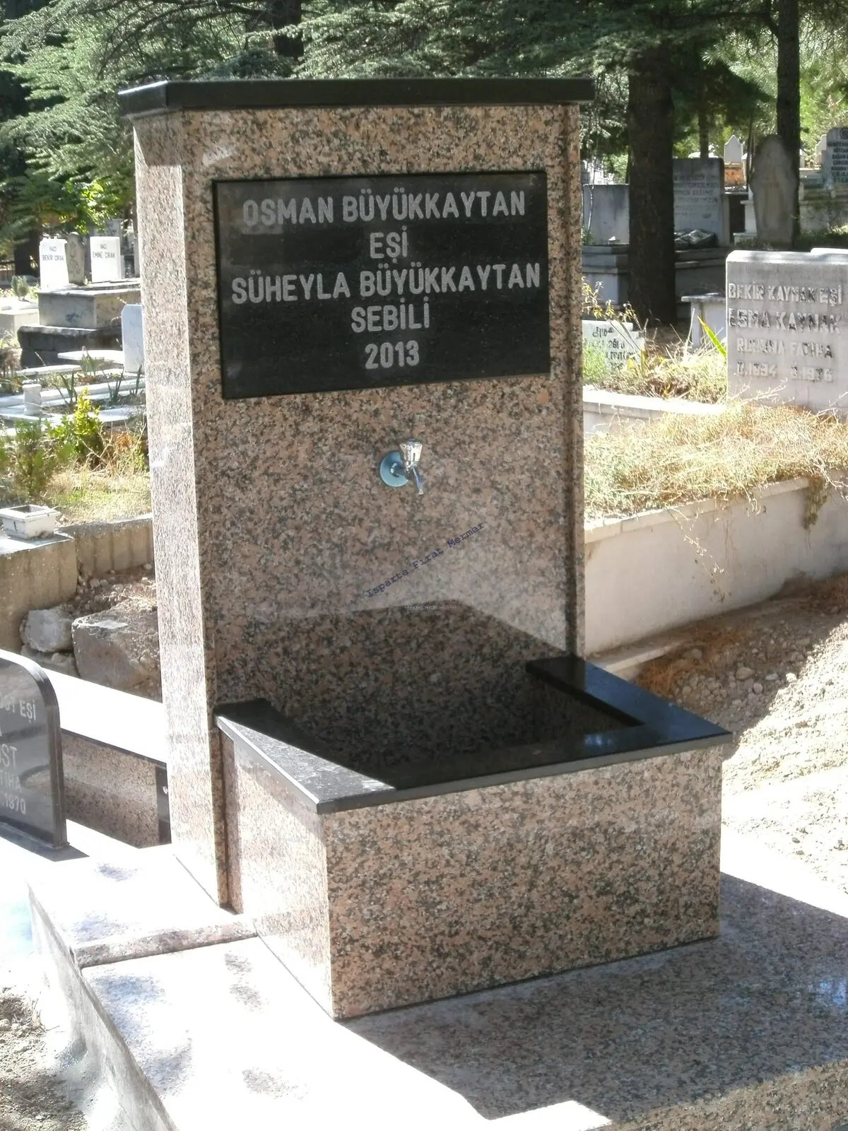 Mermer gövdeli, granit aynalı bir hayrat sebili — 322
