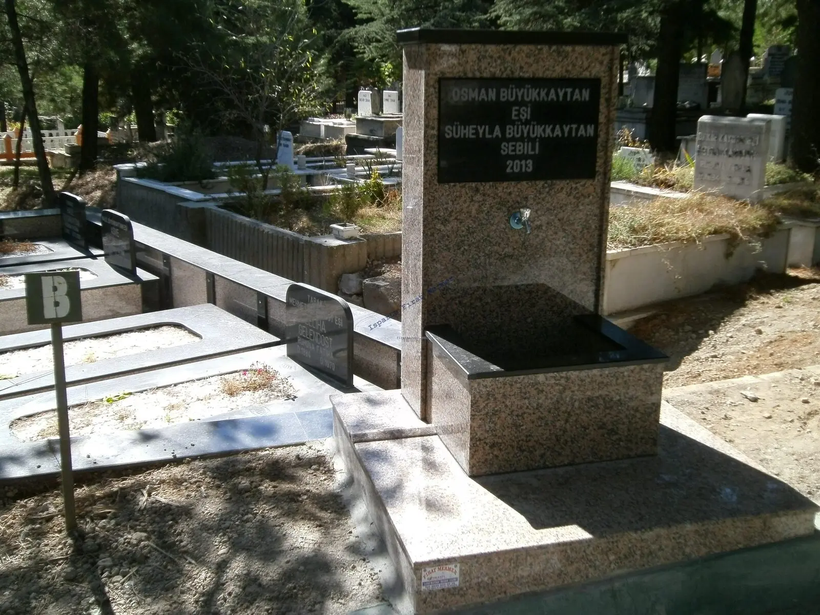 Mermer gövdeli, granit aynalı bir hayrat sebili — 12