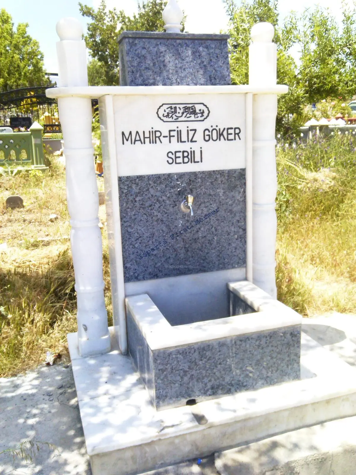 Mermer gövdeli, granit aynalı bir hayrat sebili — 324