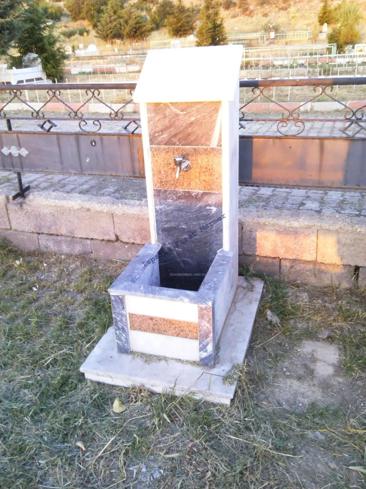 Mermer gövdeli, granit aynalı bir hayrat sebili — 325