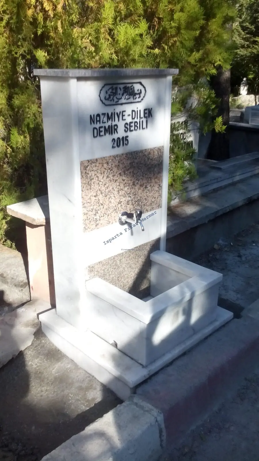Mermer gövdeli, granit aynalı bir hayrat sebili — 326