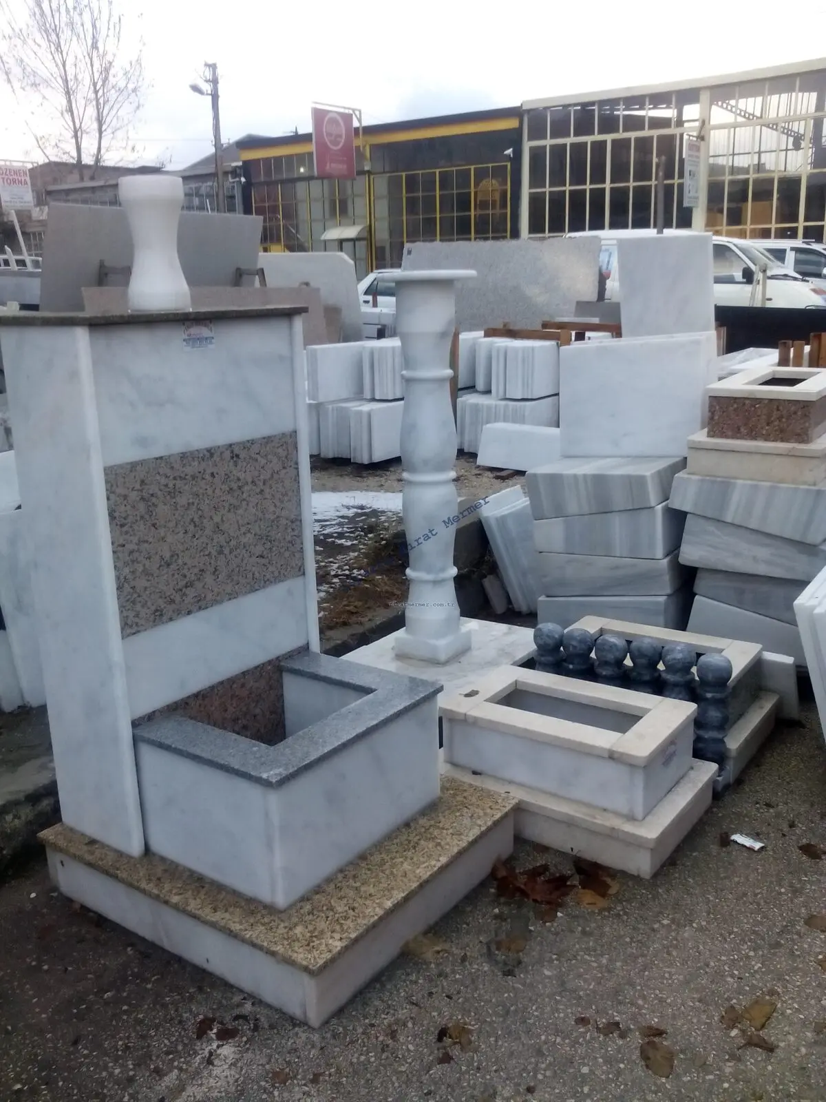 Mermer gövdeli, granit aynalı bir hayrat sebili — 327