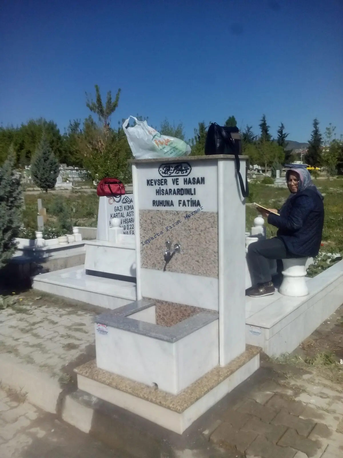Mermer gövdeli, granit aynalı bir hayrat sebili — 328