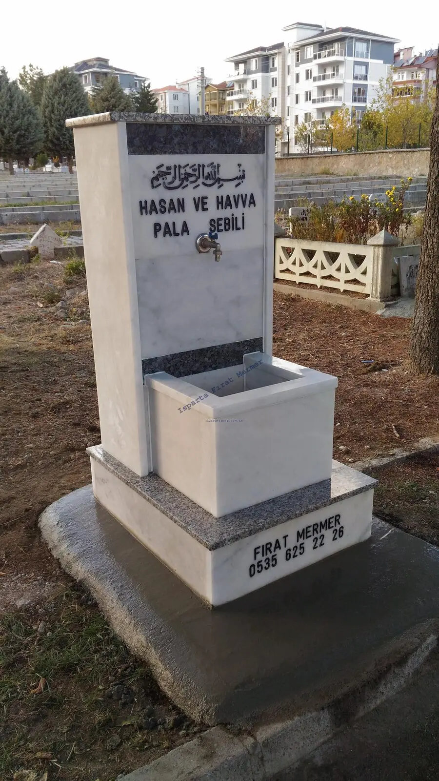 Mermer gövdeli, granit aynalı bir hayrat sebili — 329