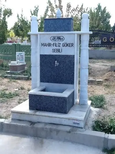 Mermer gövdeli, granit aynalı bir hayrat sebili — 330