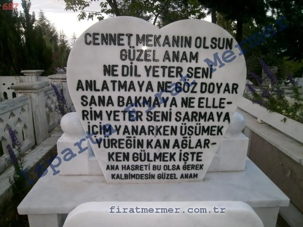Üzerine metin işlenmiş bir mezar baş taşı